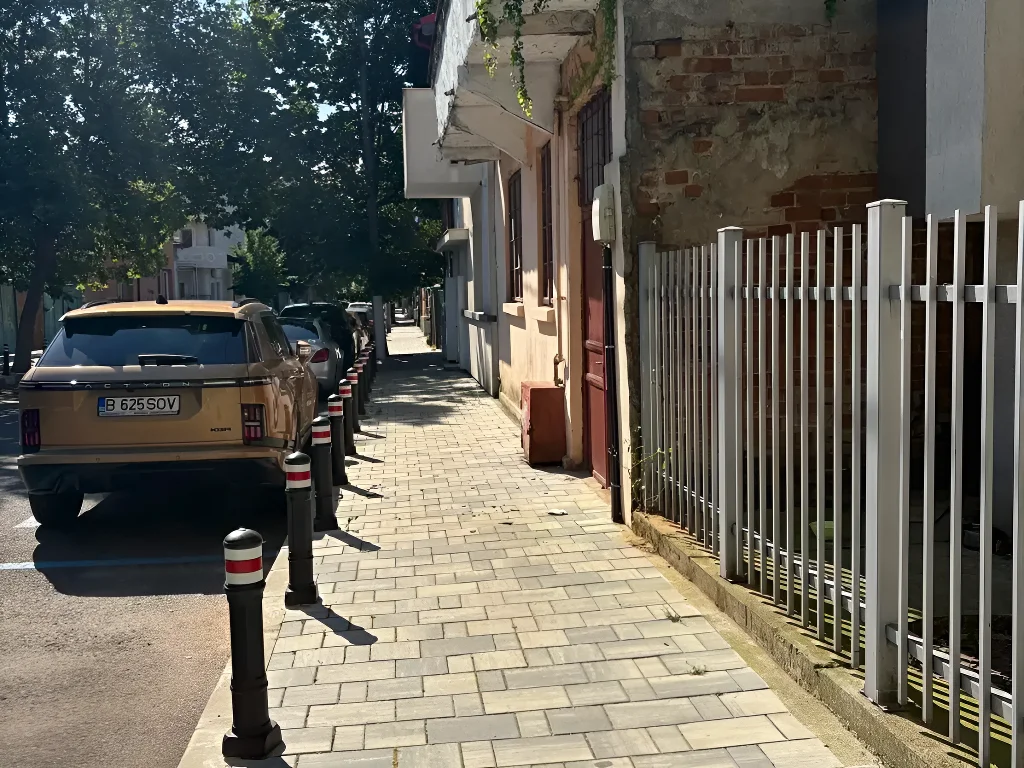 vanzare cumparare casa Sector 2 Bucuresti strada si gard exterior